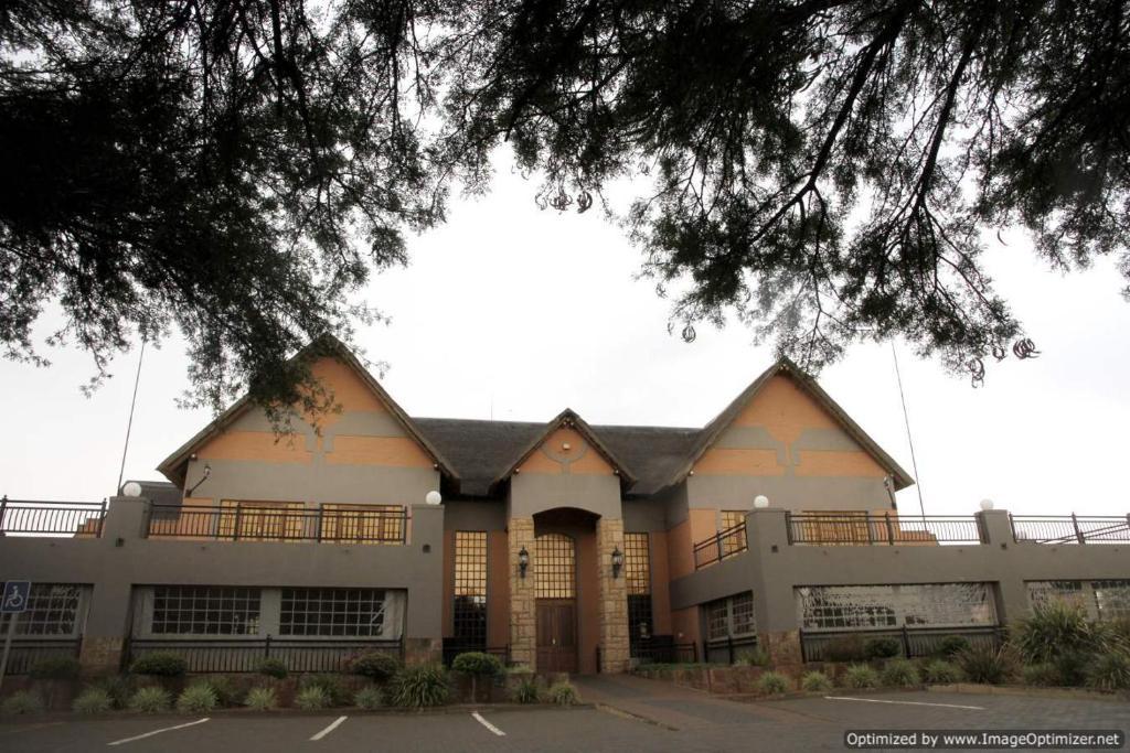 Bains Lodge Bloemfontein Exteriör bild